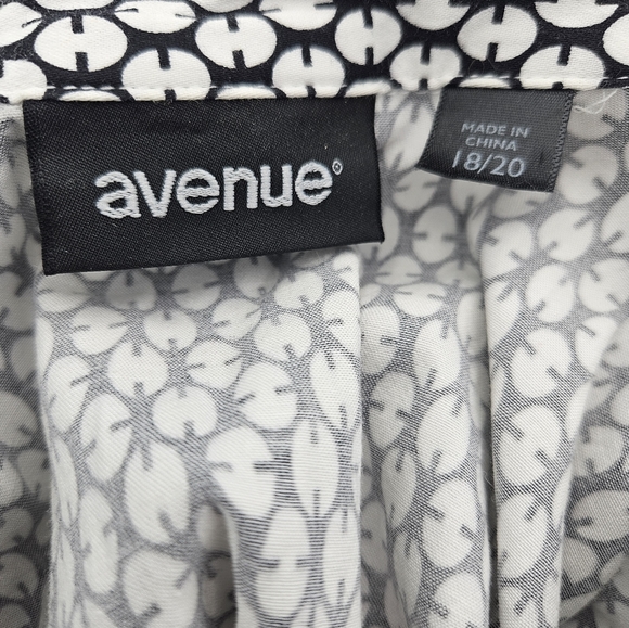 Avenue Black & White Top With Cute Keyhole &  Button Accent Short Sleeves 18 20 - Picture 5 of 7